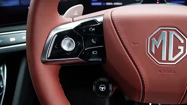 एमजी साइबरस्टर बाईं स्टीयरिंग पर माउंटेड कंट्रोल्स