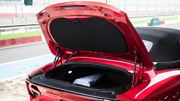 एमजी साइबरस्टर खुला बूट/ट्रंक