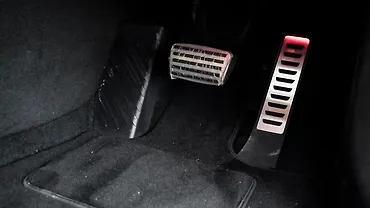 एमजी साइबरस्टर पेडल्स/पैर कंट्रोल्स