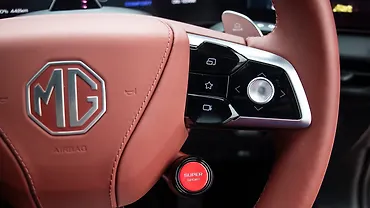 एमजी साइबरस्टर स्टीयरिंग पर दाईं ओर माउंटेड कंट्रोल्स
