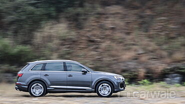 Audi Q7 Right Side View