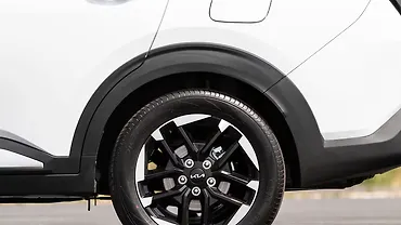 Kia Carens Clavis Rear Fender