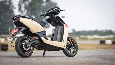 Ather 450X Right Rear Three Quarter