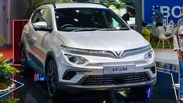 विनफ़ास्ट VF e34 ठीक सामने तीन चौथाई