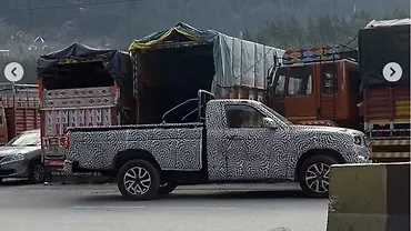 Mahindra Global Pik Up Right Front Three Quarter