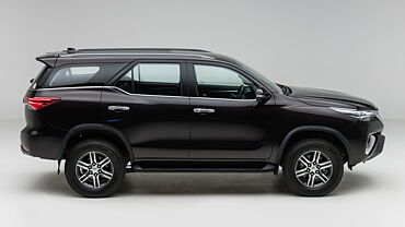 Discontinued Toyota Fortuner 2016 Right Side View
