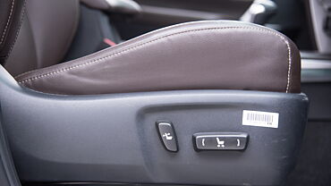 टोयोटा फ़ॉर्च्यूनर [2016-2021] ड्राइवर के लिए सीट इलेक्ट्रिक सीट एड्जस्टमेंट