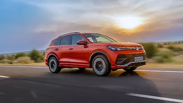 Volkswagen Tiguan R-Line Right Front Three Quarter