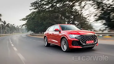 ऑडी RS Q8 परफ़ॉर्मेंस ठीक सामने तीन चौथाई