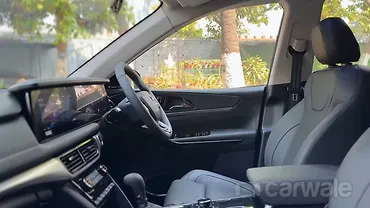 Mahindra XUV700 Front Row Seats