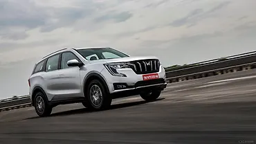 Mahindra XUV700 Right Front Three Quarter