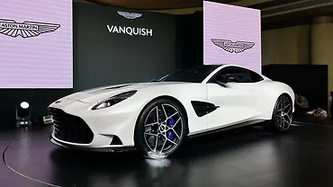 एस्टन मार्टिन वैंक्विश लेफ्ट फ्रंट थ्री क्वार्टर