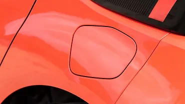 टाटा अल्ट्रोज़ क्लोज्ड फ्यूल लिड