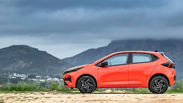 टाटा अल्ट्रोज़ लेफ्ट साइड दृश्य