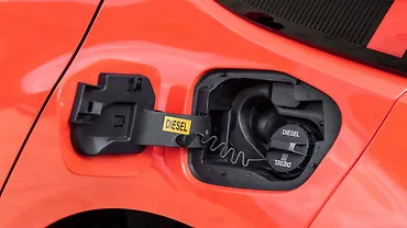 टाटा अल्ट्रोज़ फ़्यूल लिड खोलें