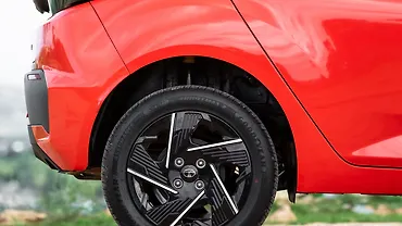 टाटा अल्ट्रोज़ पीछे का फ़ेंडर