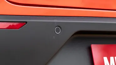 टाटा अल्ट्रोज़ रियर पार्किंग सेंसर