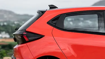 टाटा अल्ट्रोज़ रियर क्वार्टर ग्लास