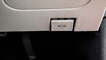 टाटा अल्ट्रोज़ बोनेट/हुड रिलीज़