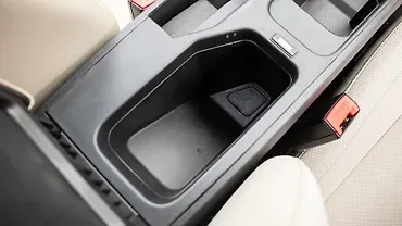 टाटा अल्ट्रोज़ फ्रंट सेंटर आर्म रेस्ट स्टोरेज