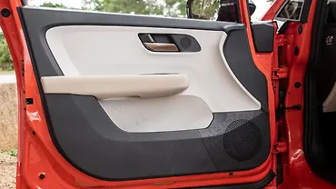 टाटा अल्ट्रोज़ सामने की ओर बाएं दरवाज़े का पैड