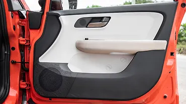 टाटा अल्ट्रोज़ फ्रंट राइट डोर पैड