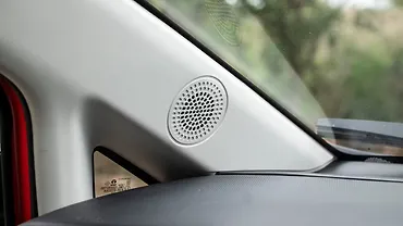 टाटा अल्ट्रोज़ सामने के ट्विटर्स