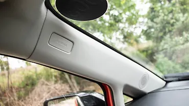 टाटा अल्ट्रोज़ बाएं ओर कर्टन एयरबैग