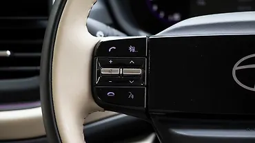 टाटा अल्ट्रोज़ बाईं स्टीयरिंग पर माउंटेड कंट्रोल्स