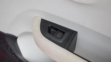 टाटा अल्ट्रोज़ रियर पावर विंडो स्विच