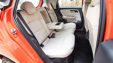 टाटा अल्ट्रोज़ पीछे की ओर के रो के बीचोंबीच आर्म रेस्ट