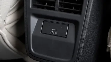 टाटा अल्ट्रोज़ पीछे की ओर चार्जिंग पॉइंट