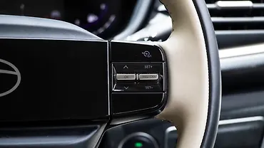 टाटा अल्ट्रोज़ स्टीयरिंग पर दाईं ओर माउंटेड कंट्रोल्स