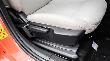 टाटा अल्ट्रोज़ ड्राइवर के लिए सीट एड्जस्ट करने वाला मैनुअल