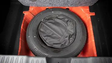 टाटा अल्ट्रोज़ बूट के नीचे/ अतिरिक्त पहिया