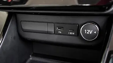 टाटा अल्ट्रोज़ यूएसबी पोर्ट / ऑक्स / पावर सॉकेट / वायरलेस चार्जिंग