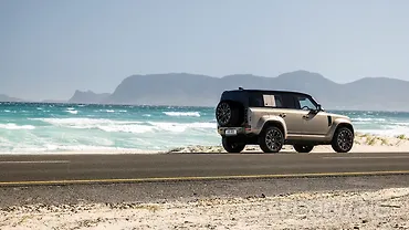 लैंड रोवर डिफेंडर राइट रियर थ्री क्वार्टर