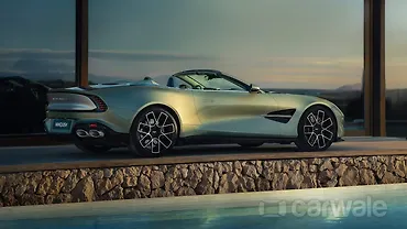 एस्टन मार्टिन वैंक्विश लेफ्ट फ्रंट थ्री क्वार्टर