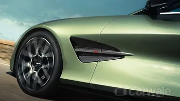 एस्टन मार्टिन वैंक्विश लेफ्ट फ्रंट थ्री क्वार्टर