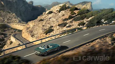 एस्टन मार्टिन वैंक्विश लेफ्ट फ्रंट थ्री क्वार्टर