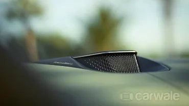 एस्टन मार्टिन वैंक्विश लेफ्ट फ्रंट थ्री क्वार्टर