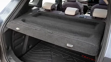 Nissan Tekton Bootspace with Parcel Tray/Retractable
