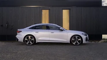 ऑडी a4 राइट साइड का दृश्य