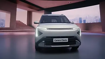 Kia Carens Clavis Left Front Three Quarter