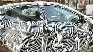 टाटा कर्व राइट साइड का दृश्य