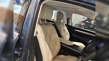 MG Windsor EV Front Seat Headrest-Mounted Display