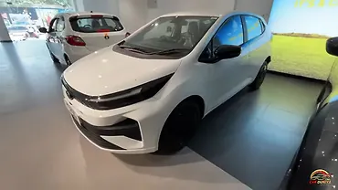 टाटा अल्ट्रोज़ लेफ्ट फ्रंट थ्री क्वार्टर