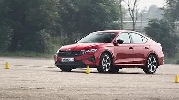 स्कोडा ऑक्टाविया आरएस लेफ्ट फ्रंट थ्री क्वार्टर