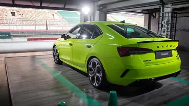 स्कोडा ऑक्टाविया आरएस लेफ्ट रियर थ्री क्वार्टर