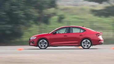 स्कोडा ऑक्टाविया आरएस लेफ्ट साइड दृश्य